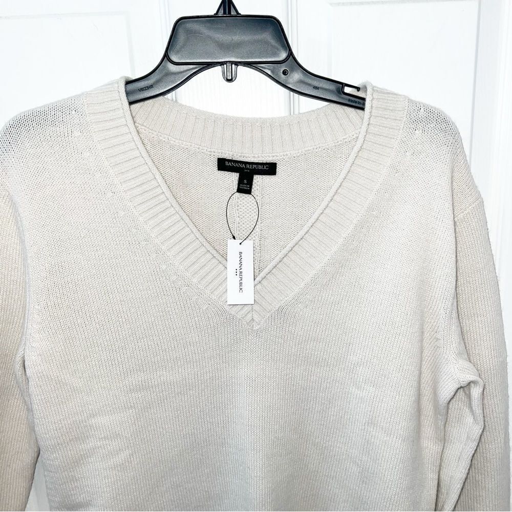 Banana Republic essential Vneck Sweater w Long sleeves &ribbed neck, arms& cuff - Picture 10 of 12